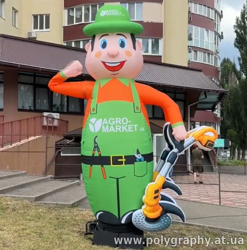 Человек машет на дороге, реклама в месте продаж 340 см